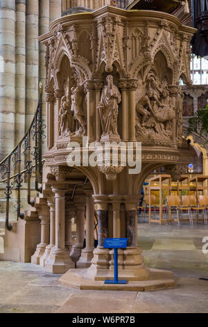 Märtyrer Kanzel in das Kirchenschiff der Kathedrale von Exeter, errichtet in Erinnerung an Bischof John Patteson Coleridge, entworfen von Sir George Gilbert Scott. (110) Stockfoto