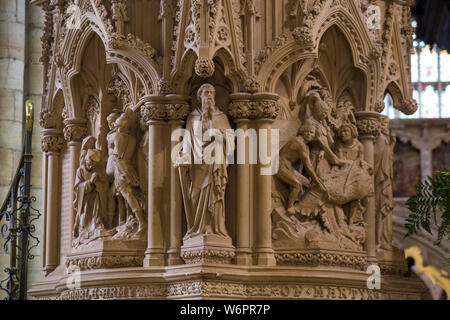 Märtyrer Kanzel in das Kirchenschiff der Kathedrale von Exeter, errichtet in Erinnerung an Bischof John Patteson Coleridge, entworfen von Sir George Gilbert Scott. (110) Stockfoto