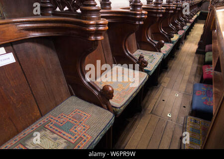 Nahaufnahme von einer Reihe von chorgestühl/Sitze im Chor der Kathedrale von Exeter, Exeter GROSSBRITANNIEN. (110) Stockfoto