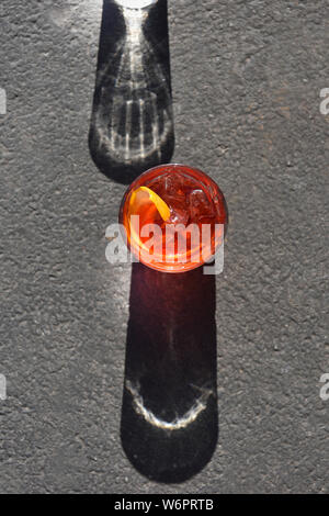 Sunlit Negroni in einem Glas Stockfoto