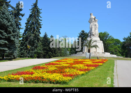 Das Pantheon der gefallenen Wars Statue, Primorski Park (Sea Garden), Varna, Bulgarien, Schwarzmeerküste, Juli 2019 Stockfoto