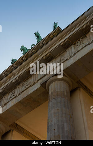 Das Brandenburger Tor Das Brandenburger Tor ist ein aus dem 18. Jahrhundert klassizistische Denkmal in Berlin, Deutschland Stockfoto