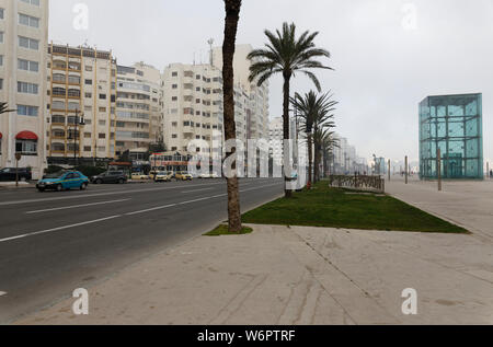 Morgennebel auf der Straße in Tanger, aufgenommen vom Windschutz des sich bewegenden Fahrzeugs. Stockfoto