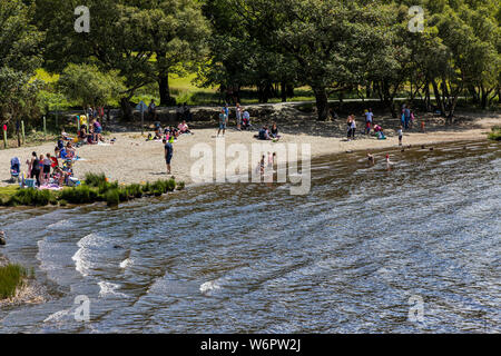 Tagesausflüglern Paddeln in der Obere See an einem heissen Sommertag in Glendalough, County Wicklow, Irland Stockfoto