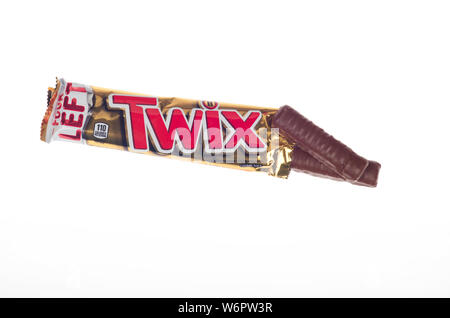 Twix Schokoriegel, vom Mars, Inc., mit Wrapper eröffnet und 2 Sticks aus Paket Stockfoto