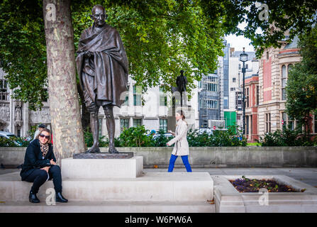 LONDON - 31. JULI 2019: Statue von Mahatma Gandhi am Parliament Square in London, UK gelegen Stockfoto