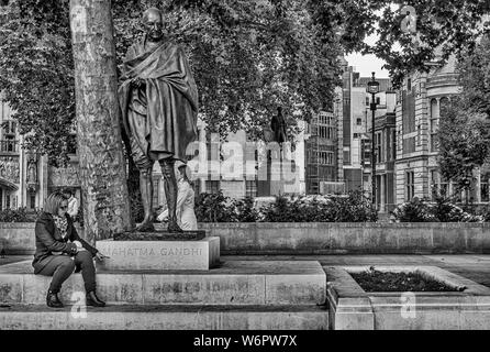 LONDON - 31. JULI 2019: Statue von Mahatma Gandhi am Parliament Square in London, UK gelegen Stockfoto