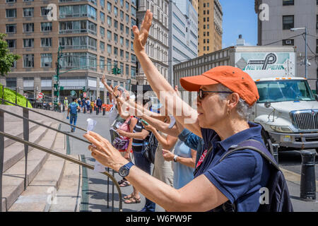 New York, Vereinigte Staaten. 01 Aug, 2019. Die jericho Gehen, durch neue Heiligtum Koalition von New York City organisiert, am 1. August 2019 fanden außerhalb New York Immigration Court am 26 Federal Plaza in New York als Teil der Bemühungen, die Solidarität mit den Einwanderern Rechte Führer, die für Sie sprechen sich gegen die Ungerechtigkeiten und die Unmenschlichkeit unserer gebrochenen Einwanderung Systems konzipiert worden sind und die Forderung nach einem Einwanderungsgesetz und die Politik, die die Würde aller Zuwanderer zu zeigen. Credit: Erik McGregor/Pacific Press/Alamy leben Nachrichten Stockfoto