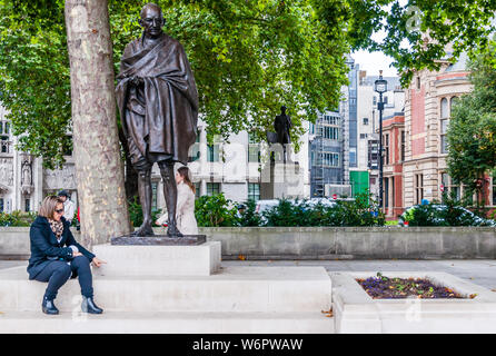 LONDON - 31. JULI 2019: Statue von Mahatma Gandhi am Parliament Square in London, UK gelegen Stockfoto