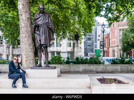 LONDON - 31. JULI 2019: Statue von Mahatma Gandhi am Parliament Square in London, UK gelegen Stockfoto