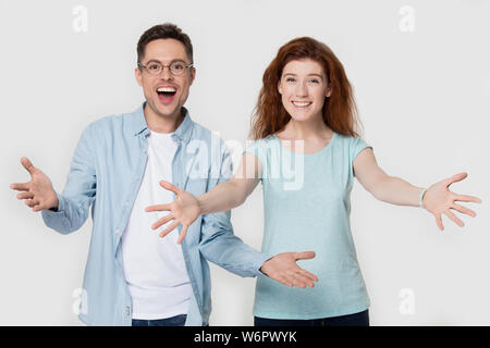 Paar an der Kamera Hände heben einladende Begrüßung Geste suchen begeistert Stockfoto