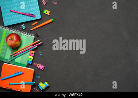 Zurück zu Schule Konzept - Büro- und Schüler liefert auf Schwarze Kreide Hintergrund. Platz für Text. Flach Stockfoto