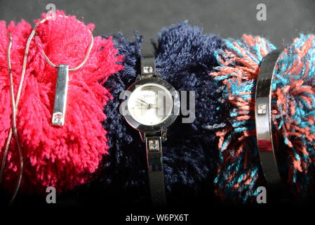 Die Uhr auf die Uhr Halter bunt Inhaber haarigen haarigen Curly flauschige Inhaber flauschige Armband Uhren und Schmuck auf der Show Stockfoto