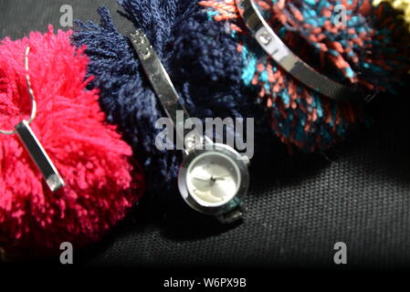 Die Uhr auf die Uhr Halter bunt Inhaber haarigen haarigen Curly flauschige Inhaber flauschige Armband Uhren und Schmuck auf der Show Stockfoto