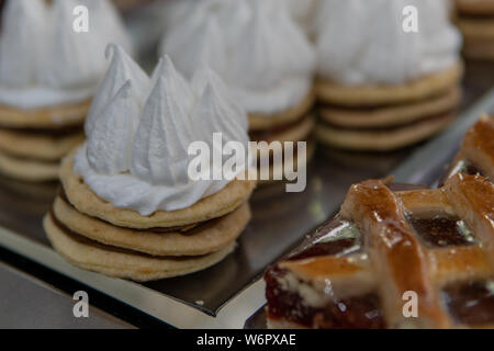 Frisch zubereitetes Gebäck in einer Bäckerei in Buenos Aires, Argentinien verkauft Stockfoto