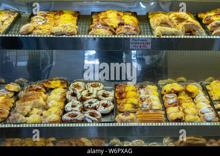 Frisch zubereitetes Gebäck in einer Bäckerei in Buenos Aires, Argentinien verkauft Stockfoto