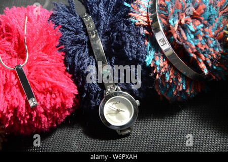 Die Uhr auf die Uhr Halter bunt Inhaber haarigen haarigen Curly flauschige Inhaber flauschige Armband Uhren und Schmuck auf der Show Stockfoto