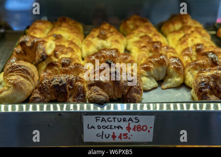 Frisch zubereitetes Gebäck in einer Bäckerei in Buenos Aires, Argentinien verkauft Stockfoto