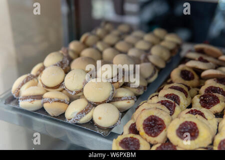 Frisch zubereitetes Gebäck in einer Bäckerei in Buenos Aires, Argentinien verkauft Stockfoto