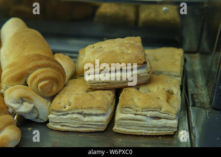 Frisch zubereitetes Gebäck in einer Bäckerei in Buenos Aires, Argentinien verkauft Stockfoto