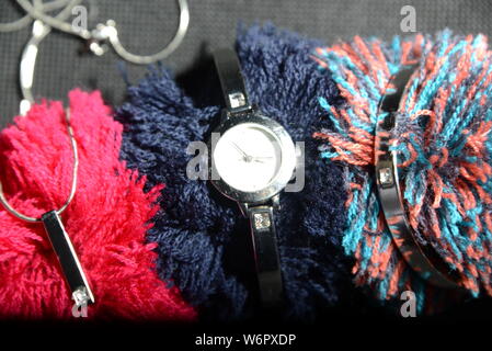 Die Uhr auf die Uhr Halter bunt Inhaber haarigen haarigen Curly flauschige Inhaber flauschige Armband Uhren und Schmuck auf der Show Stockfoto