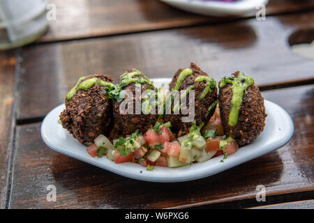 Israeili Mezze Teller mit Gemüse, Gurken, hummas und pite Brot Stockfoto