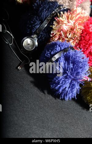 Die Uhr auf die Uhr Halter bunt Inhaber haarigen haarigen Curly flauschige Inhaber flauschige Armband Uhren und Schmuck auf der Show Stockfoto