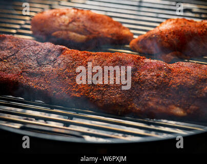 Rippchen, gekochter und geräucherter auf ein BBQ Stockfoto
