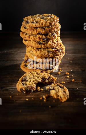 Einen frisch gebackenen Stapel Bauernhaus Küche Hafer und Rosinen Cookies. Stockfoto