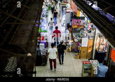 Ethnischen Menschen gehen um mehrere Stores in Chungking Mansions. Hongkong Stockfoto