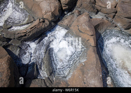 Gran Canaria, Juli, Küste der Halbinsel La Isleta, natürliches Salz Verdunstungsteichen in die Lavafelder Stockfoto