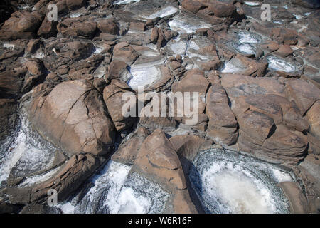 Gran Canaria, Juli, Küste der Halbinsel La Isleta, natürliches Salz Verdunstungsteichen in die Lavafelder Stockfoto