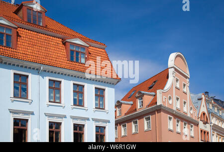 Riga Altstadt, schöne Dächer gegen den blauen Himmel Stockfoto