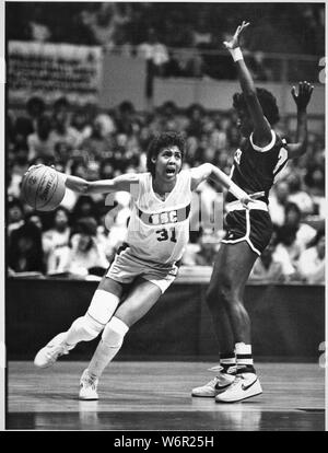 Cheryl D. Miller (3. Januar 1964 geboren) [1] ist Basketball Trainer der Frauen an der Cal State LA und ein ehemaliger College Basketballspieler und sportscaster für TNT. Im Jahr 1995 war Miller in die Naismith Memorial Basketball Hall of Fame in Springfield, Massachusetts verankert. 1999 wurde sie in die erste Klasse der Basketball Hall des Ruhmes, in Knoxville. In ihrem älteren Jahr zählte sie 105 Punkte in einem Spiel gegen Norte Vista High School. Sports Illustrated nannte sie der beste Spieler im College Basketball, männlich oder weiblich. Stockfoto