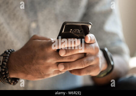 Afrikanische Mann mit Handy mit Anwendungen, Ansicht schließen Stockfoto