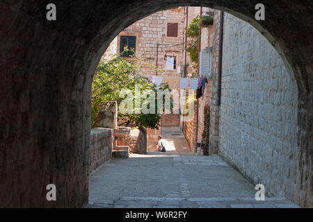 Ulica od Rupa: Bogen, Lane, Häuser und waschen in der Altstadt (Stari Grad), Dubrovnik, Kroatien. MODEL RELEASED Stockfoto