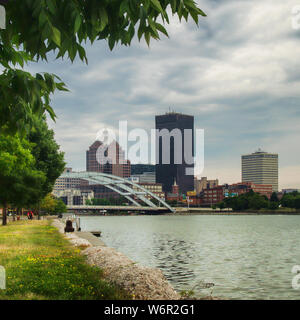 Rochester, New York, USA. Juli 30, 2019. Blick auf die Innenstadt von Rochester, NY vom Genesee River Bank Stockfoto