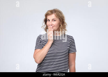 Frau Gedanken über etwas machen Pläne über die Zukunft. Stockfoto