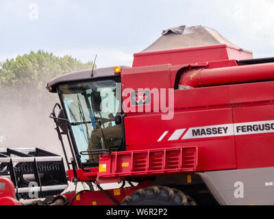 Weizen Ernte beginnt im Great Bardfield Essex UK. Diese Zeit des Jahres ist eine besorgte Zeit für Landwirte wie der Weizen muss vor dem Regen verdirbt es geerntet werden. Stockfoto