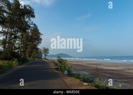 Straße nach Velas Strand, Raigad, Maharashtra, Indien Stockfoto