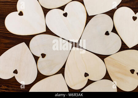 Holz- Herzen schön auf einem hölzernen Hintergrund platziert. Stockfoto