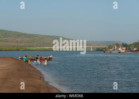 Fischerei auf Anjarle Strand in Ratnagiri, Maharashtra, Indien, Asien Stockfoto