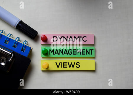 Dynamic Management Views - DMV Text auf Haftnotizen auf Büro Schreibtisch isoliert Stockfoto