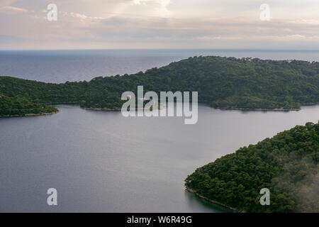 Veliko Jezero: Ein großer See im Nationalpark Mljet, Otok Mljet, Kroatien und die Insel St. Maria, mit seinem Benediktinerkloster. Stockfoto