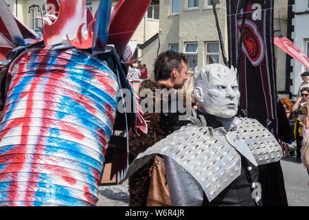 Die Nacht König, König, Spiel der Throne, Zeichen, Zeichen, gekleidet, hoch, entlang der High Street, Borth, Lokale. Berühmt, am Meer, am Strand, Dorf, Stadt, Karneval, Parade, at, Borth Karneval, gehalten, jährlich, jährliche, Event, auf, der, Erste, Freitag, August, jeden, Sommer, in der Nähe von, Aberystwyth, Ceredigion, Cardigan Bay, Küste, Küste, Mitte, Wales, Welsh, Festival, ENGLAND, GB, Großbritannien, Britische, Stockfoto