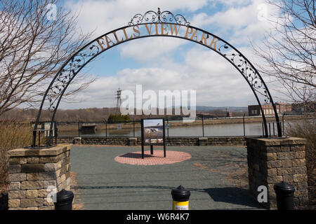 Park mit Blick auf die Wasserfälle in Cohoes New York Stockfoto