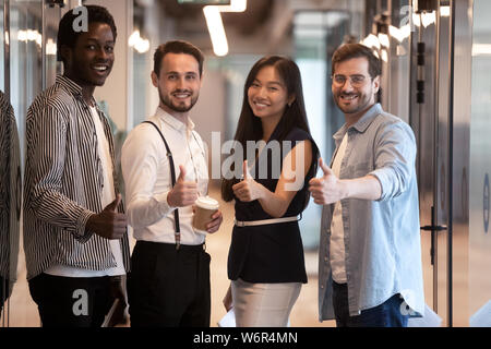 Gerne internationale Geschäftsleute Gruppe zeigen Daumen hoch, Porträt Stockfoto