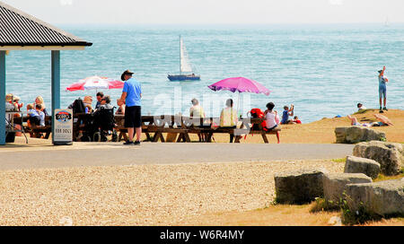 Portland, Dorset. 2. August 2019. UK Wetter. Die Menschen genießen die Sonne auf der Insel und in Dorset. Credit: stuart Hartmut Ost/Alamy leben Nachrichten Stockfoto