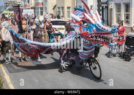 Spiel der Throne, Zeichen, Zeichen, gekleidet, hoch, entlang der High Street, Borth, Lokale. Berühmt, am Meer, am Strand, Dorf, Stadt, Karneval, Parade, at, Borth Karneval, gehalten, jährlich, jährliche, Event, auf, der, Erste, Freitag, August, jeden, Sommer, in der Nähe von, Aberystwyth, Ceredigion, Cardigan Bay, Küste, Küste, Mitte, Wales, Welsh, Festival, ENGLAND, GB, Großbritannien, Britische, Stockfoto