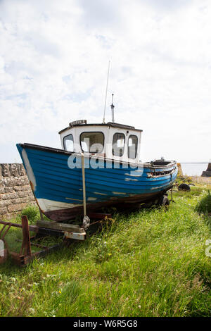 Abgebrochene Fischerboot im Keiss Hafen, Caithness, Schottland in an Land geschleppt worden und vernachlässigt Stockfoto
